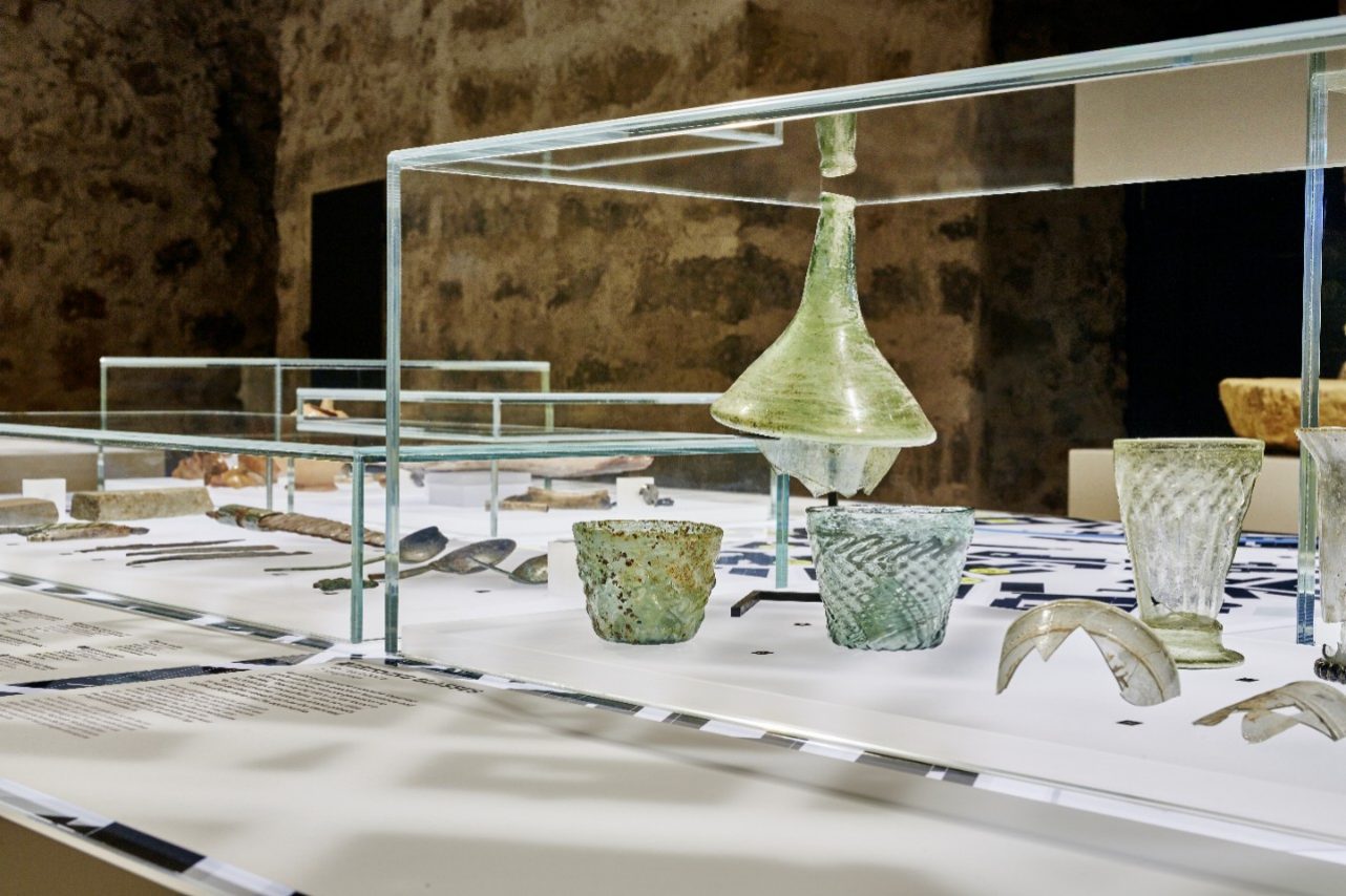 Nu aveți cum să nu vedeți ce se află în spatele sticlei